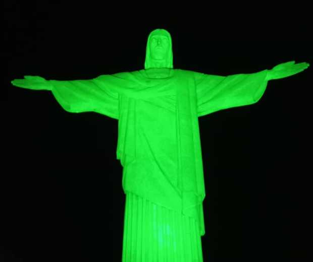 Cristo Redentor é iluminado de verde em homenagem à Defensoria